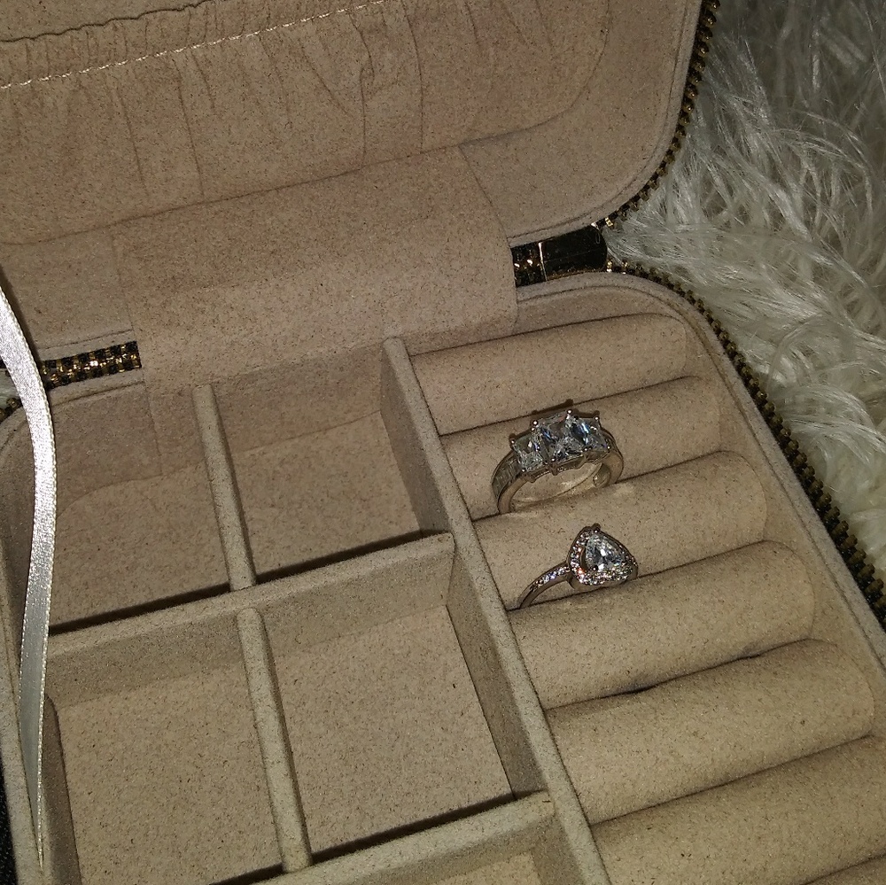 Jewelry - Picture 3 of 4